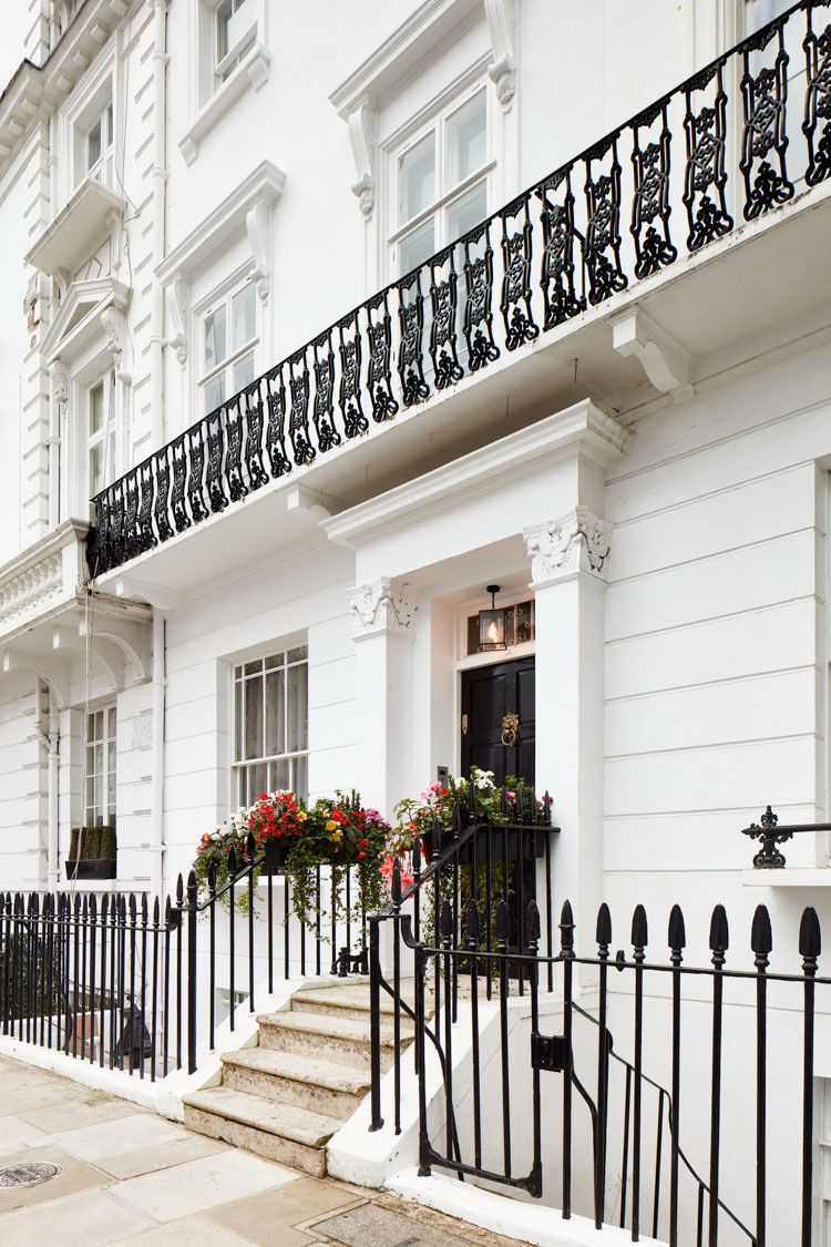 ft-architects-ovington-square-facade White stucco Grade II listed terrace with black door and iron railings at Ovington Square, Knightsbridge