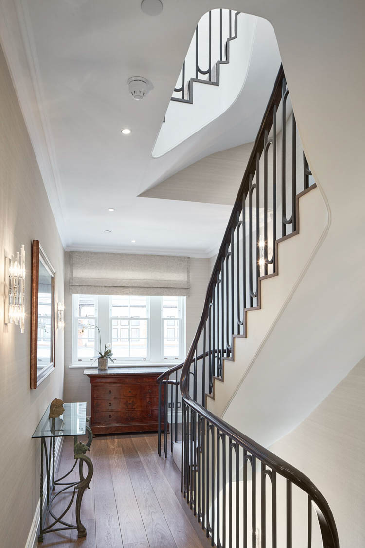 ft-architects-rex-place-stairwell Sculptural curved staircase by FT Architects with decorative balustrade and antique chest in the Mayfair mews house